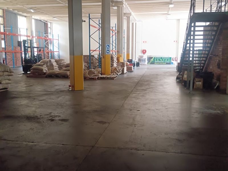 Superbly fitted manufacturing or distribution unit 1370 m2 to let. - Photo 8