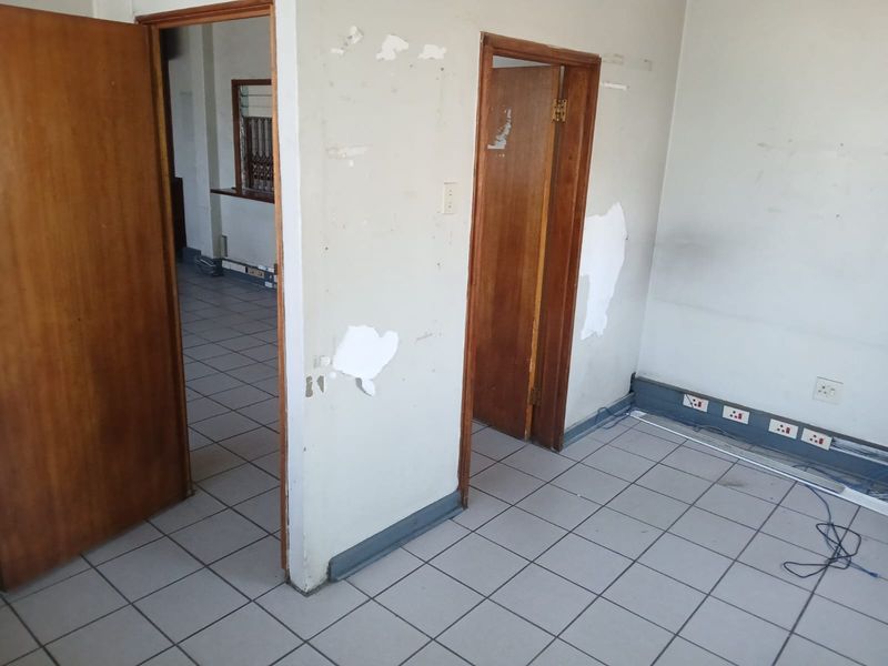Premium Offices at a Prime Transit Point - Photo 6