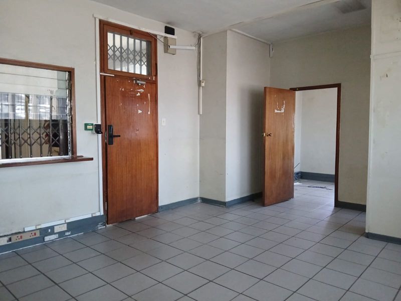 Premium Offices at a Prime Transit Point - Photo 5