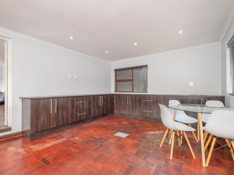 High-Visibility 300m2 Office – Ideal for Professionals, Parkmore - Photo 9