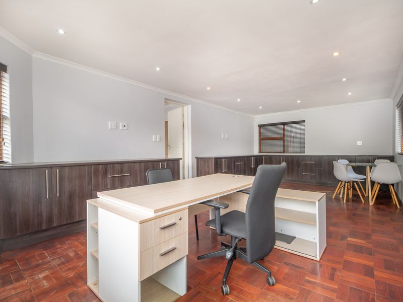 High-Visibility 300m2 Office – Ideal for Professionals, Parkmore - Photo 10