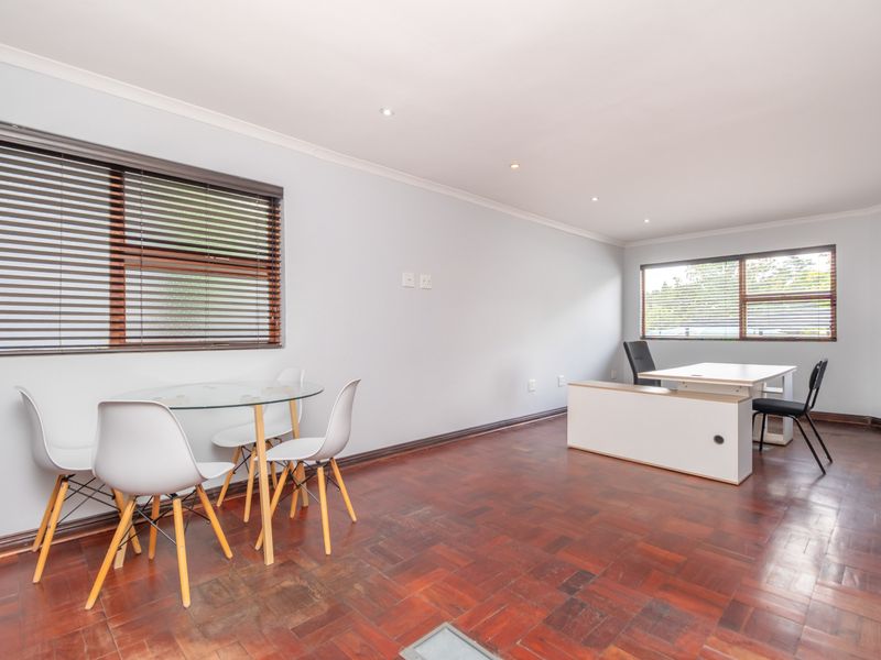 High-Visibility 300m2 Office – Ideal for Professionals, Parkmore - Photo 8