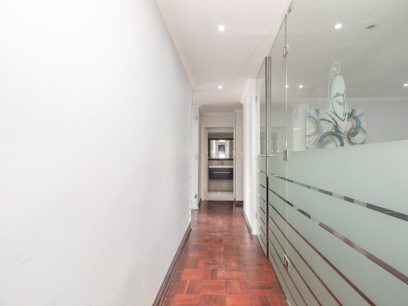 High-Visibility 300m2 Office – Ideal for Professionals, Parkmore - Photo 3