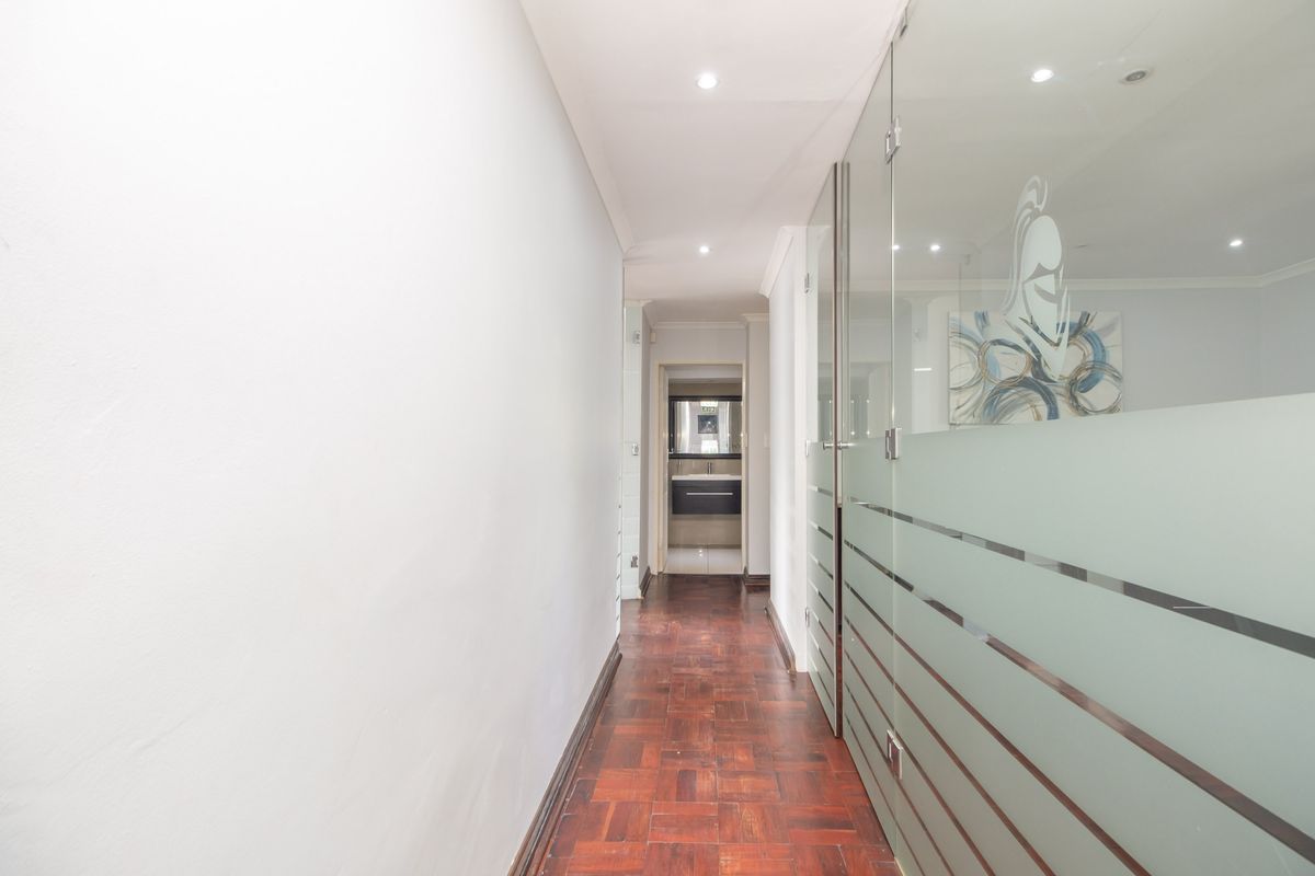 High-Visibility 300m2 Office – Ideal for Professionals, Parkmore - Photo 3