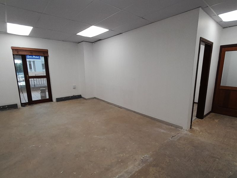 206m Ground Floor Office Space To Let in Thornhill Office Park - Photo 3