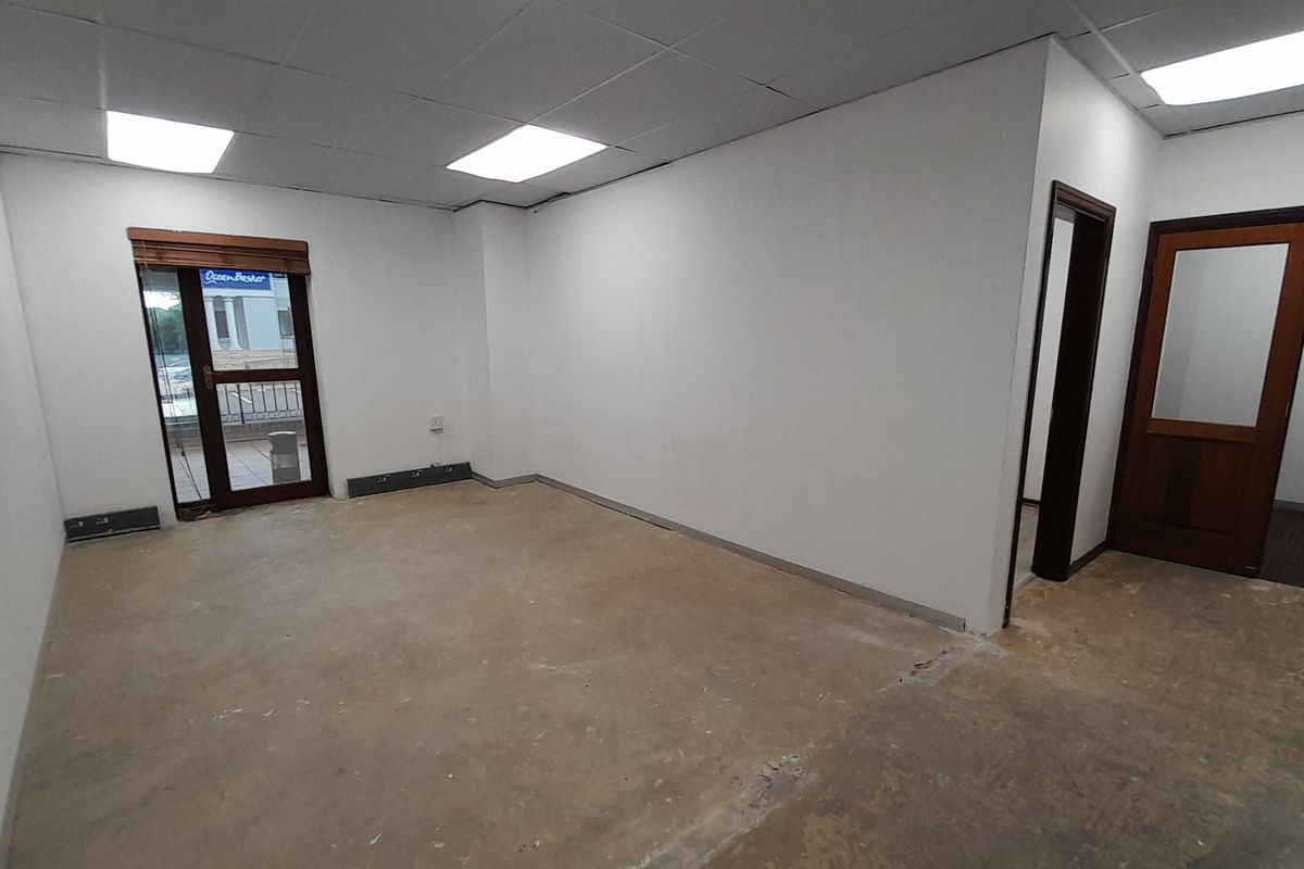 206m Ground Floor Office Space To Let in Thornhill Office Park - Photo 3