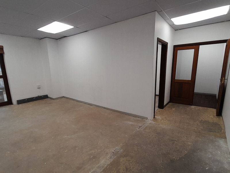 206m Ground Floor Office Space To Let in Thornhill Office Park - Photo 4