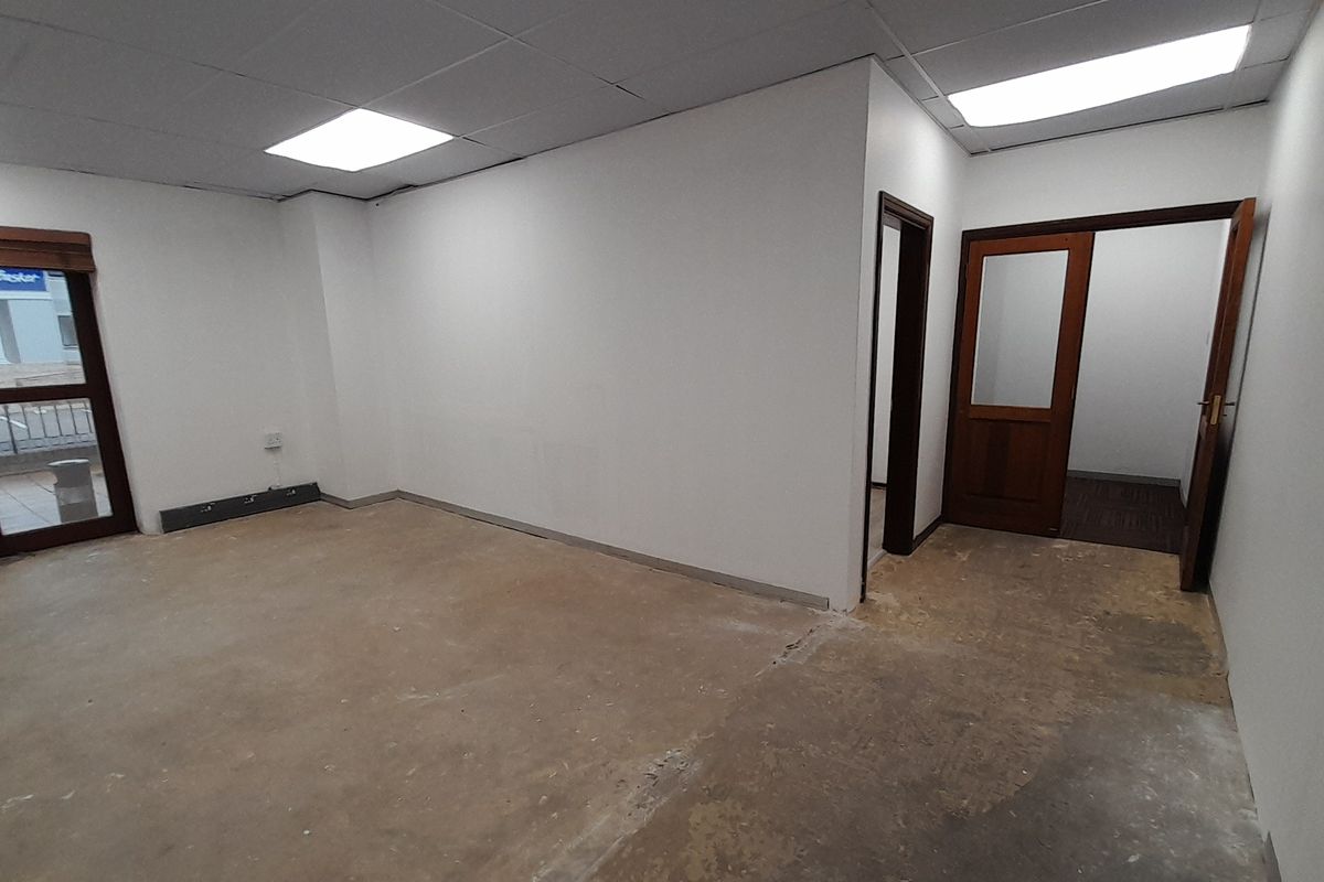 206m Ground Floor Office Space To Let in Thornhill Office Park - Photo 4
