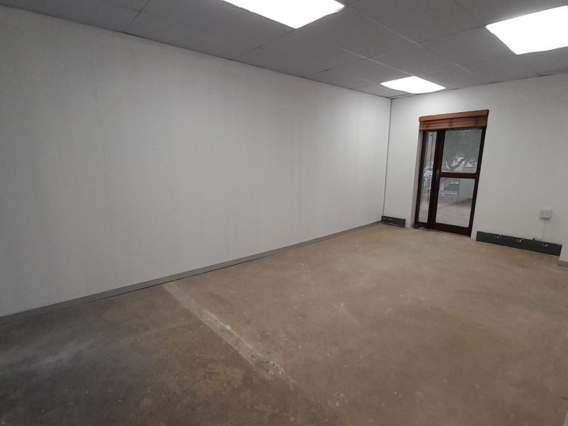 206m Ground Floor Office Space To Let in Thornhill Office Park - Photo 5