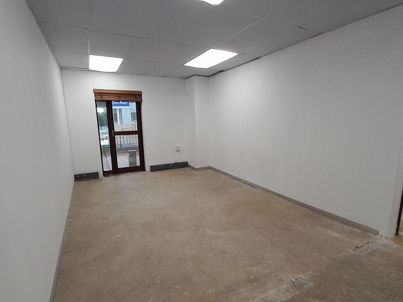 206m Ground Floor Office Space To Let in Thornhill Office Park - Photo 2