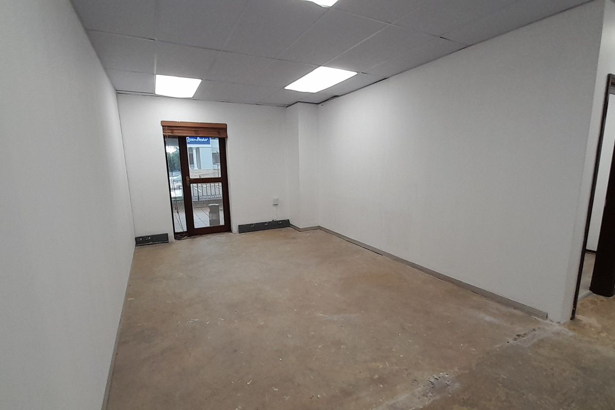 206m Ground Floor Office Space To Let in Thornhill Office Park - Photo 2