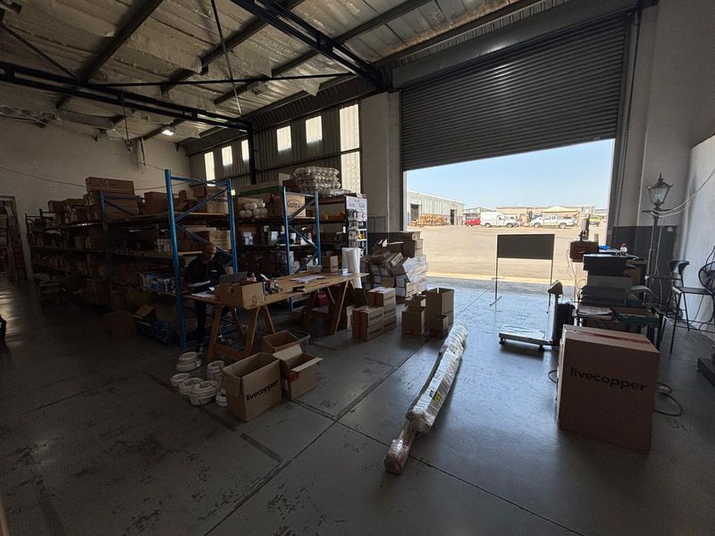 440sqm Factory/Warehouse to rent at R22000-00 per month plus Vat - Photo 3