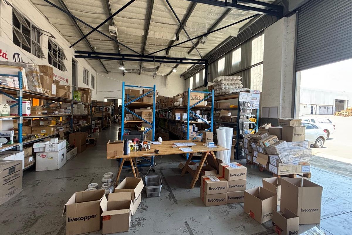 440sqm Factory/Warehouse to rent at R22000-00 per month plus Vat - Photo 2