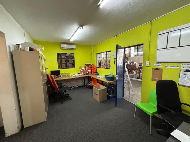 350sqm Factory/Warehouse to rent at R17500-00 per month plus Vat. - Photo 4