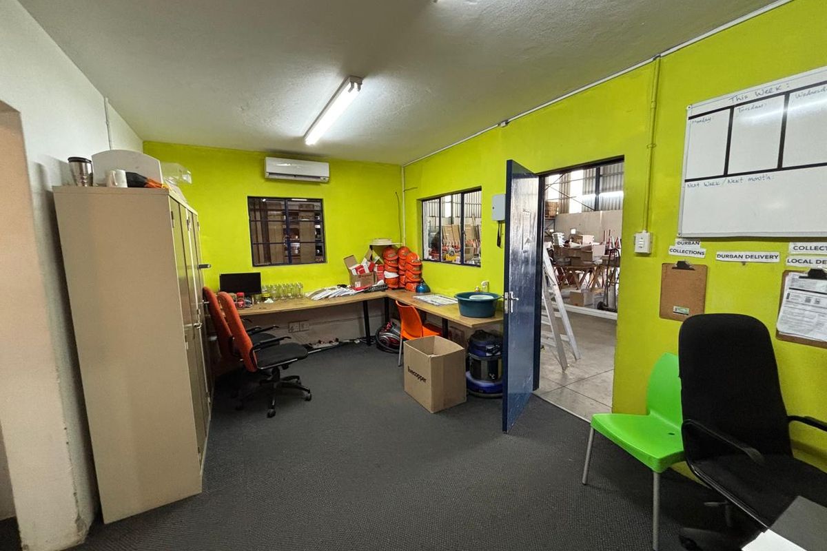 350sqm Factory/Warehouse to rent at R17500-00 per month plus Vat. - Photo 4