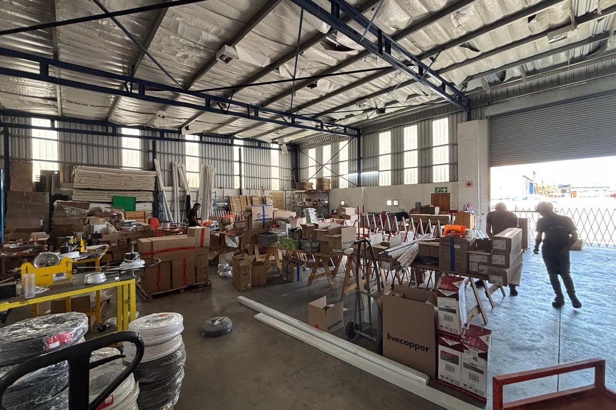 350sqm Factory/Warehouse to rent at R17500-00 per month plus Vat. - Photo 5