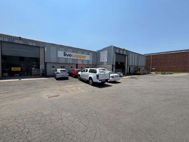 350sqm Factory/Warehouse to rent at R17500-00 per month plus Vat. - Photo 2