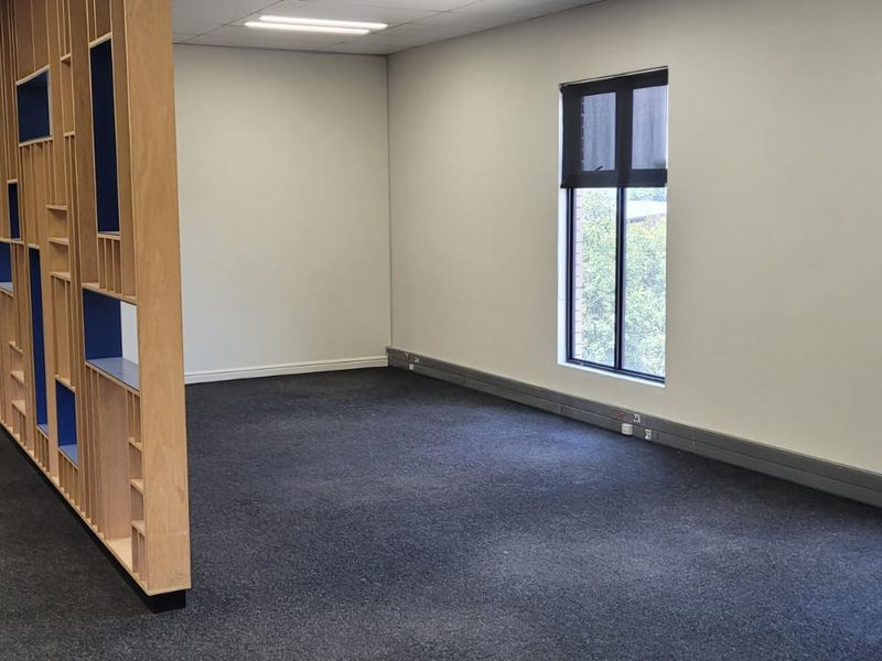 340m2 Office space to Let - Photo 10