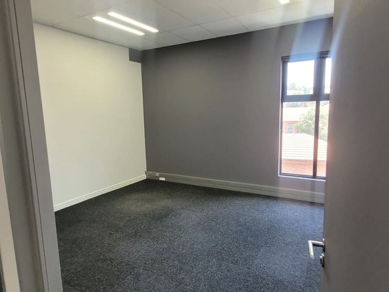 340m2 Office space to Let - Photo 8