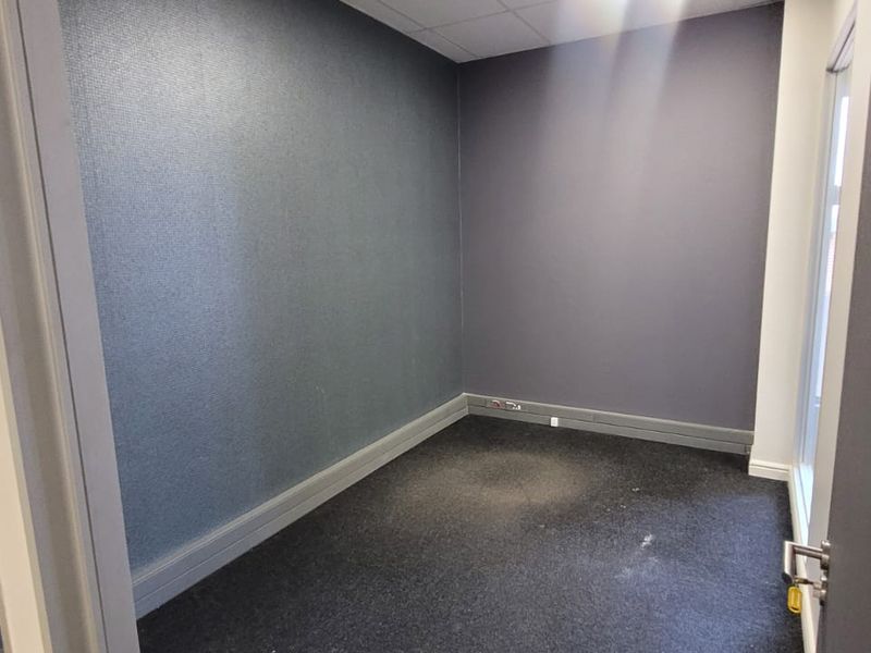 340m2 Office space to Let - Photo 7
