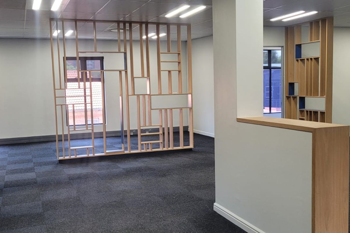 340m2 Office space to Let - Photo 3