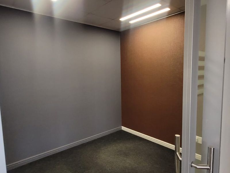 340m2 Office space to Let - Photo 4