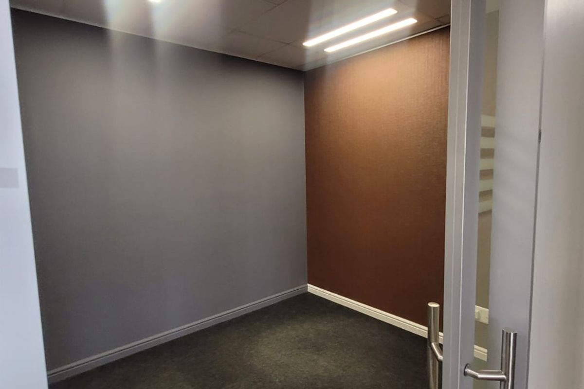 340m2 Office space to Let - Photo 4