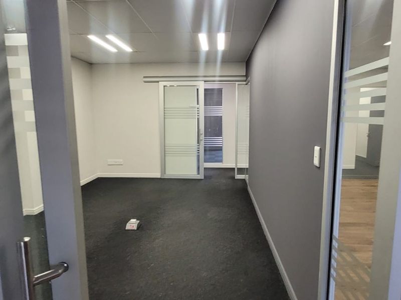 340m2 Office space to Let - Photo 5