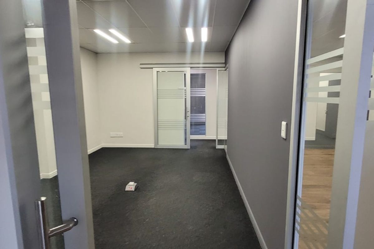 340m2 Office space to Let - Photo 5
