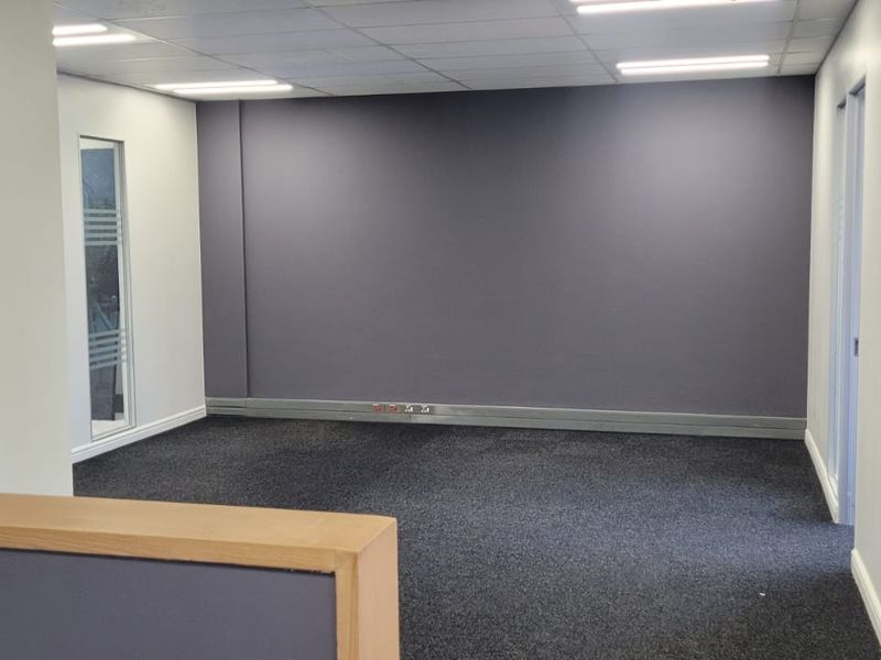 340m2 Office space to Let - Photo 2