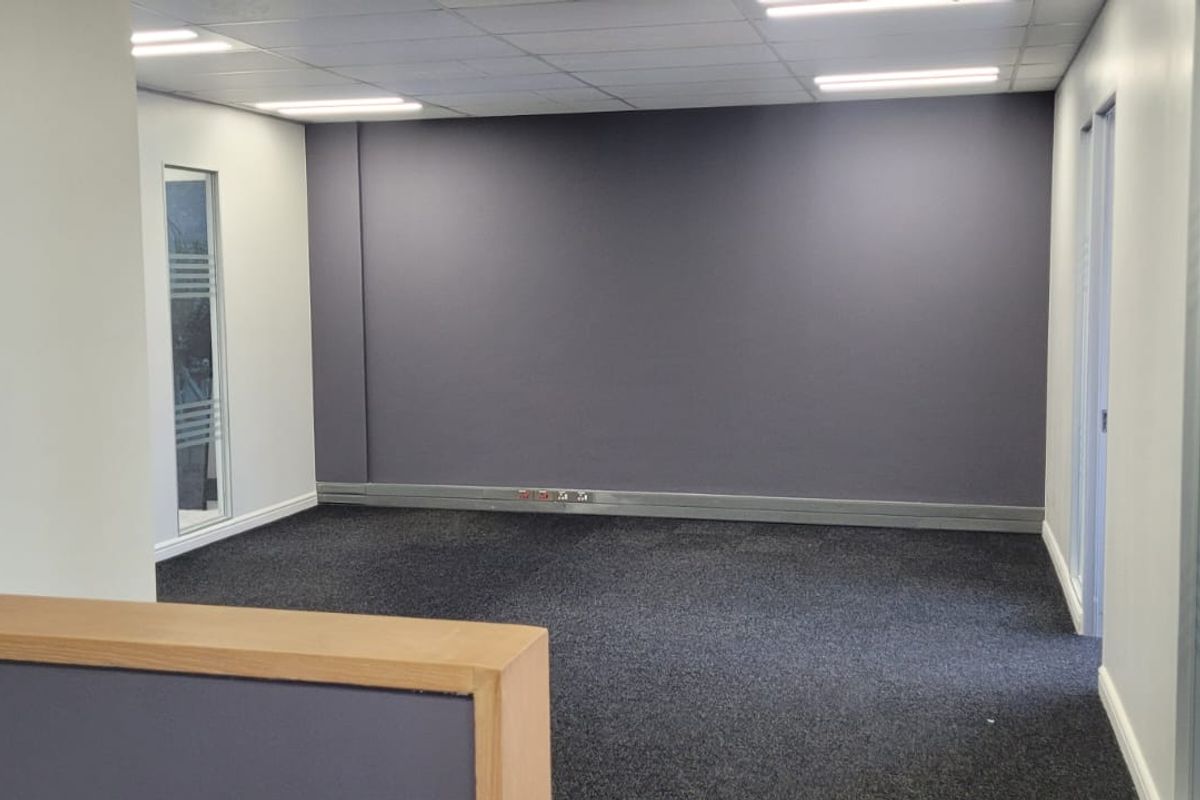 340m2 Office space to Let - Photo 2