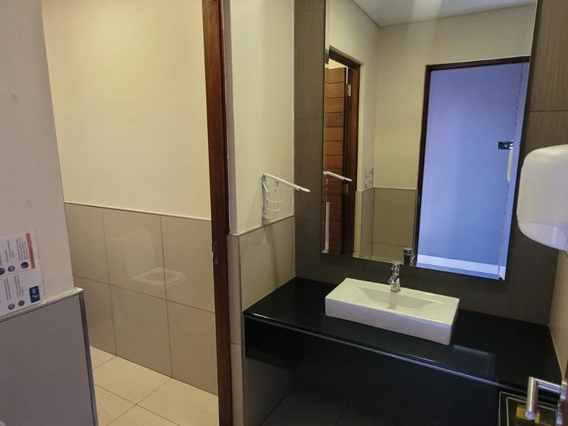 340m2 Office space to Let - Photo 9