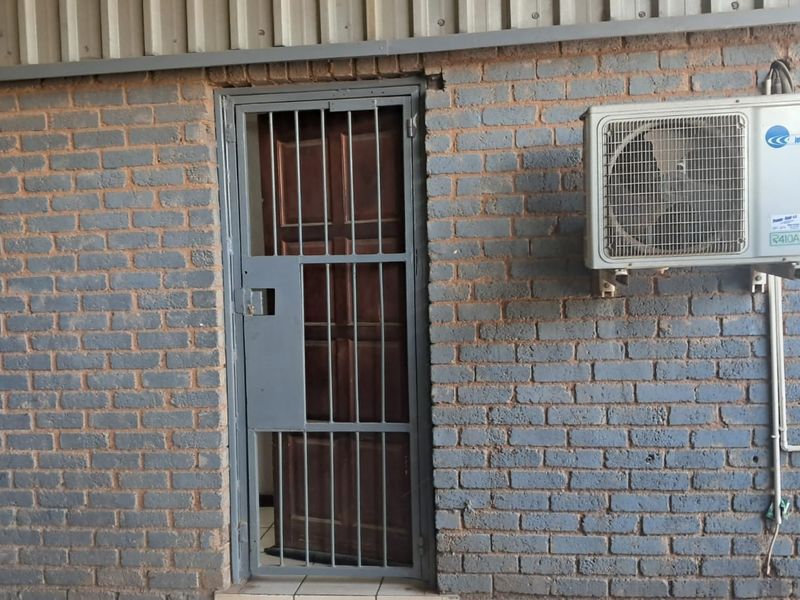 280m2 Factory TO LET in Clayville - Photo 2