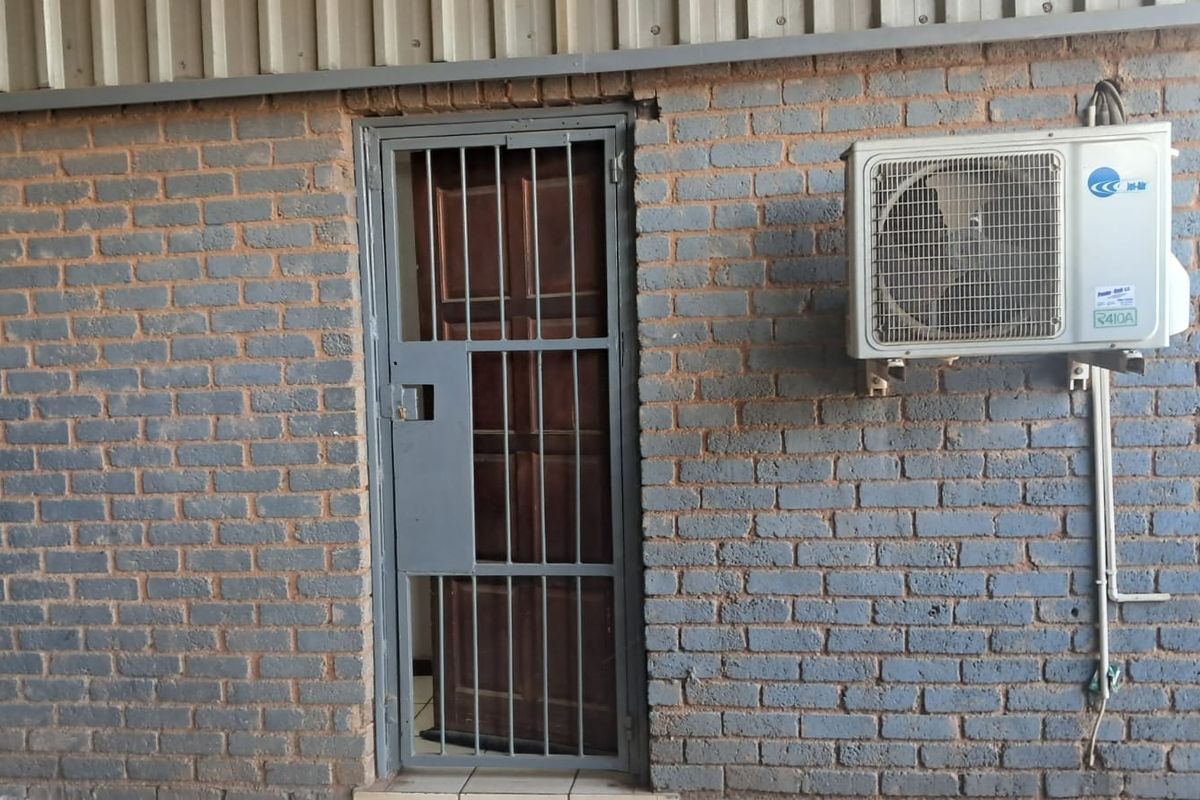 280m2 Factory TO LET in Clayville - Photo 2