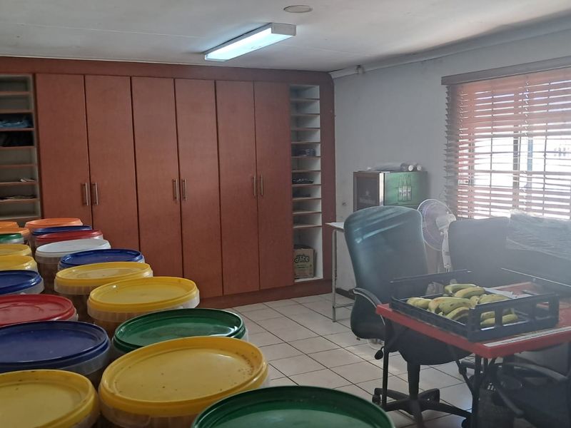 280m2 Factory TO LET in Clayville - Photo 8