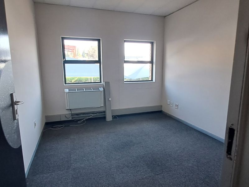 Ground Floor Corporate Office Opportunity 686m2 To Let in Randjespark - Photo 10