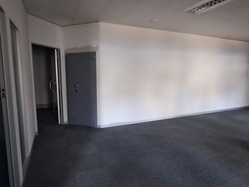 Ground Floor Corporate Office Opportunity 686m2 To Let in Randjespark - Photo 9