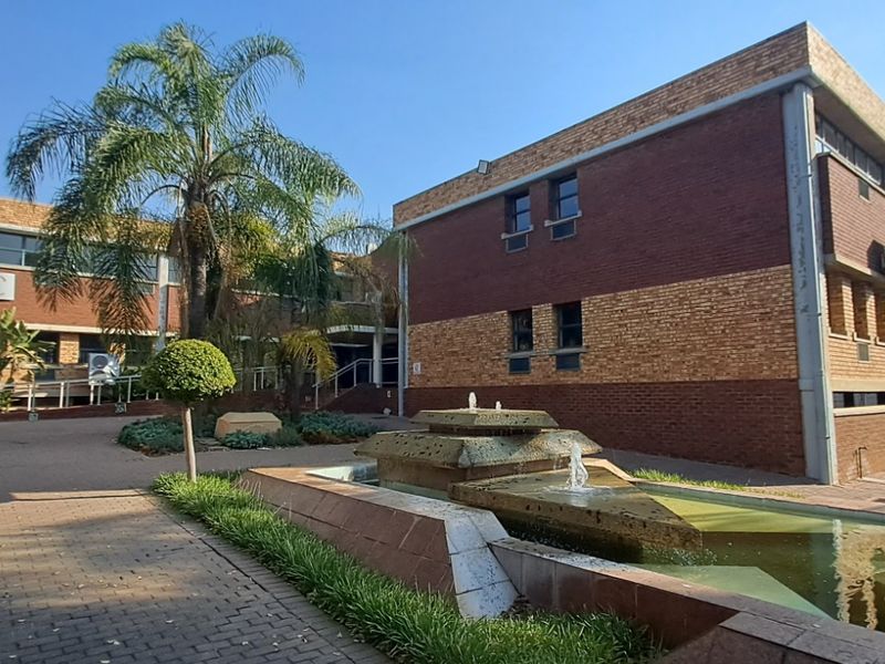 Ground Floor Corporate Office Opportunity 686m2 To Let in Randjespark - Photo 2