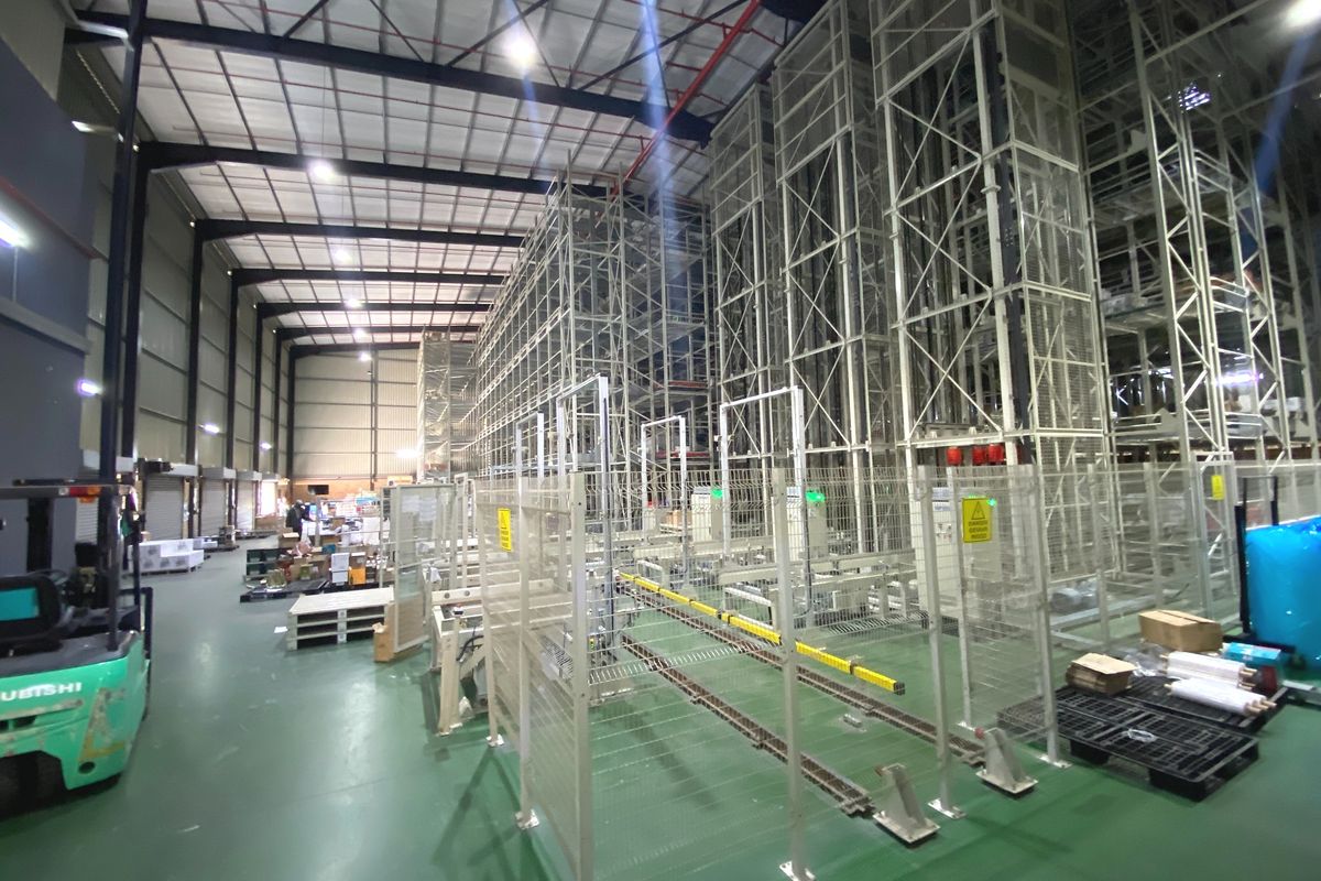Spacious industrial warehouse facility featuring high-bay steel racking, automated conveyor systems, and durable epoxy flooring, suitable for large-scale logistics and storage operations.
