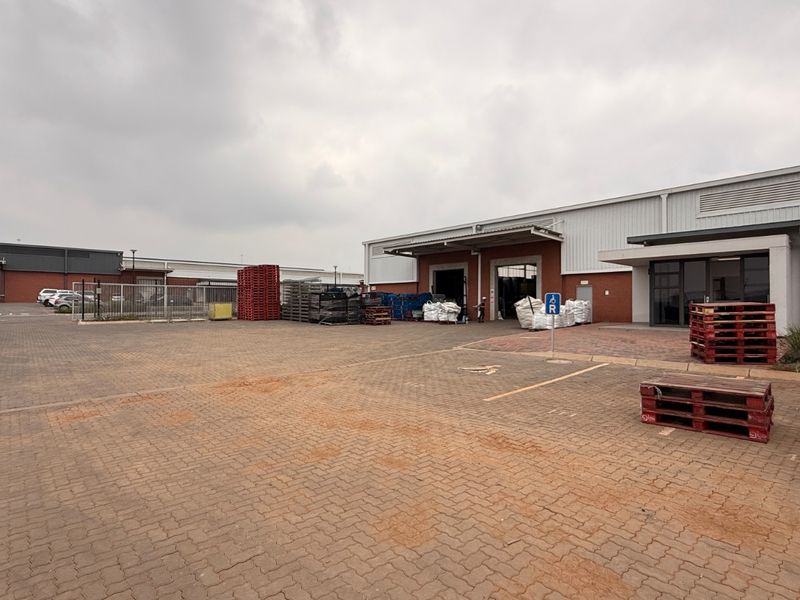 Modern 1,223m2 Warehouse To Let in Olive Wood Hub, Witfontein | Prime R21 Exposure - Photo 4
