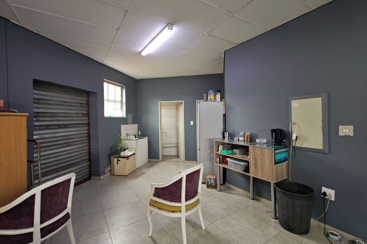 Commercial Space To Let in Prime Location in Pretoria North (±280m2) at only R17 900.00 excl. VAT - Photo 3
