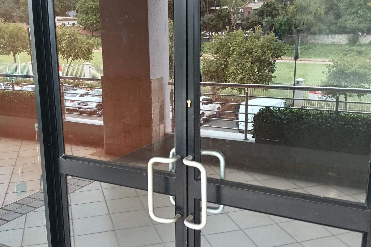 Studio to let - Photo 5