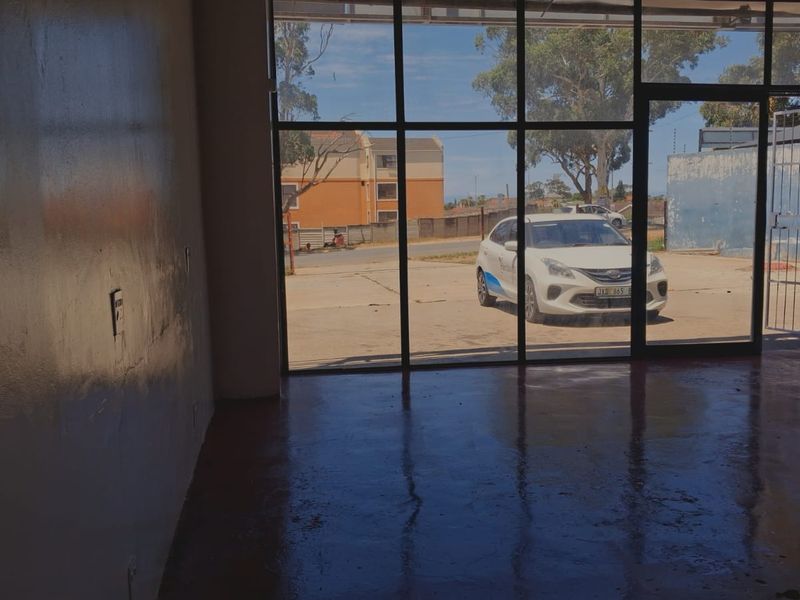 Prime 100m2 Retail / Showroom | Amalinda Main Road | R16 500 per month - Photo 7