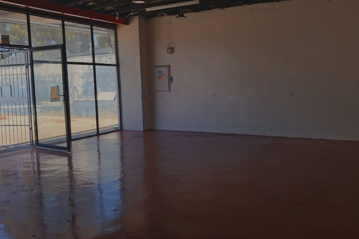 Prime 100m2 Retail / Showroom | Amalinda Main Road | R16 500 per month - Photo 2