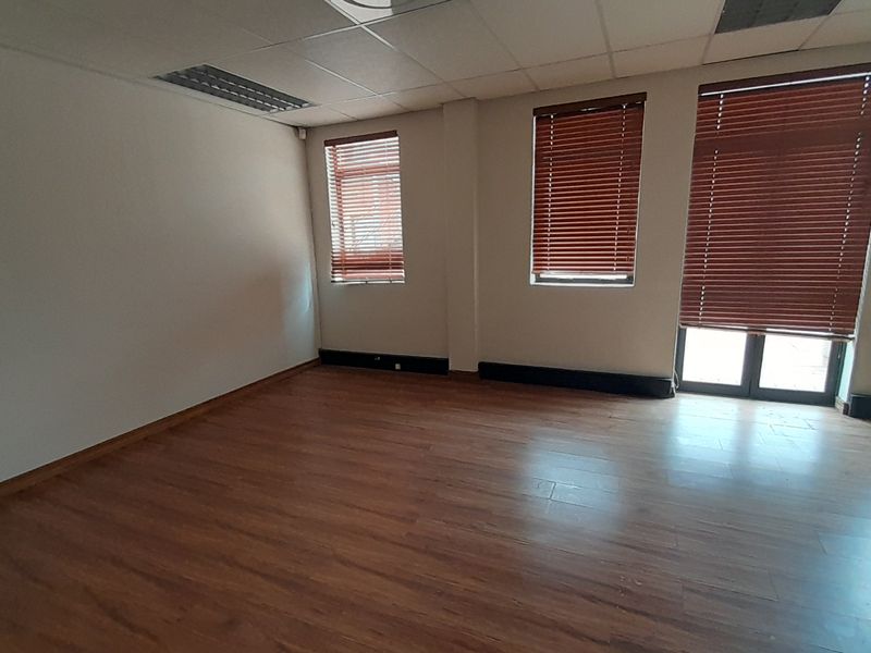 Small Footprint Smart Address 47m Ground Floor Office To Let - Photo 8