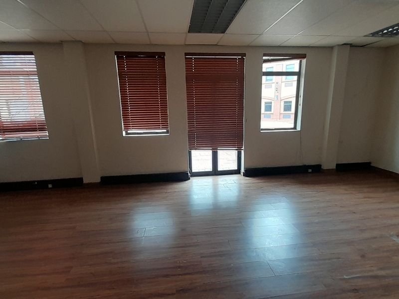 Small Footprint Smart Address 47m Ground Floor Office To Let - Photo 6