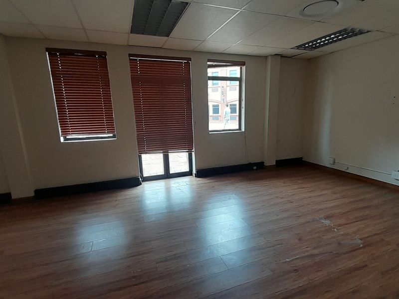 Small Footprint Smart Address 47m Ground Floor Office To Let - Photo 5
