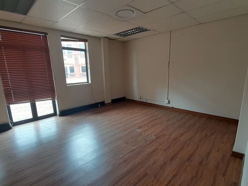 Small Footprint Smart Address 47m Ground Floor Office To Let - Photo 3