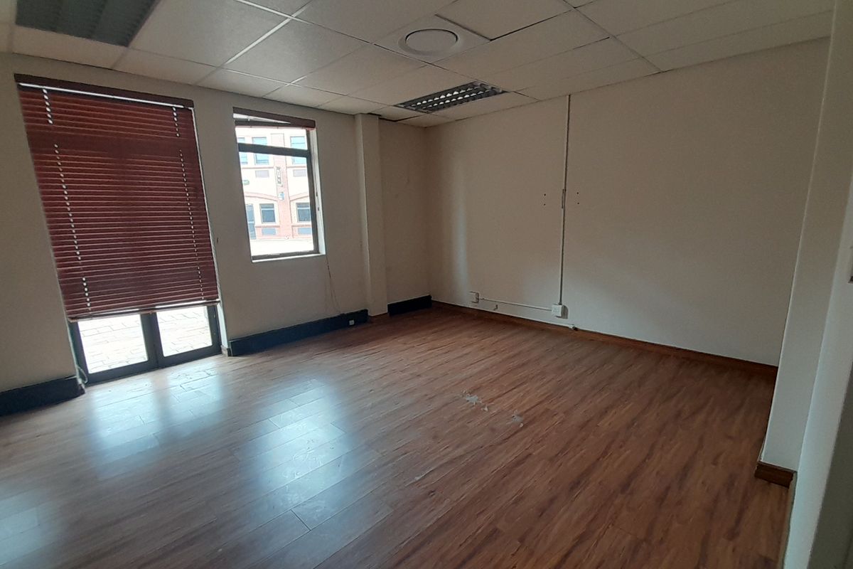 Small Footprint Smart Address 47m Ground Floor Office To Let - Photo 3