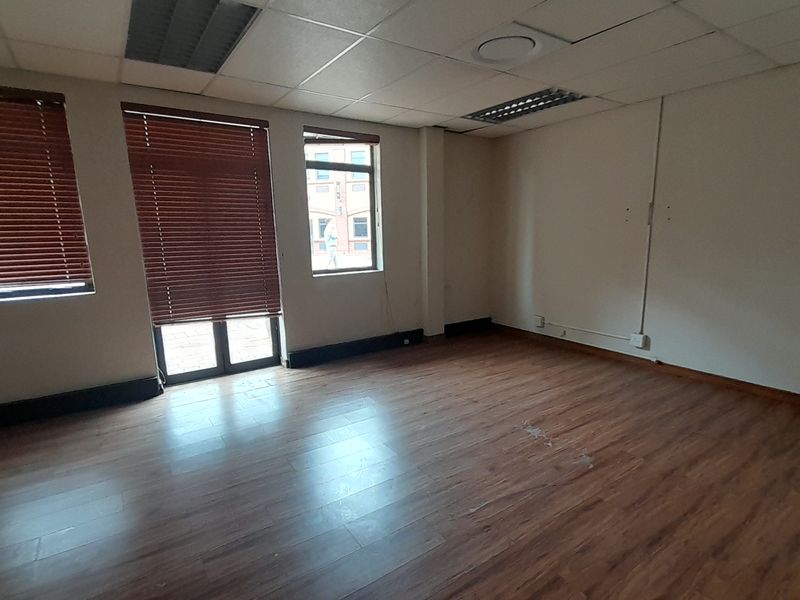 Small Footprint Smart Address 47m Ground Floor Office To Let - Photo 4
